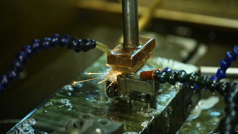 二硫化钼润滑脂应用全景：从矿山机械到精密仪器的保护之道